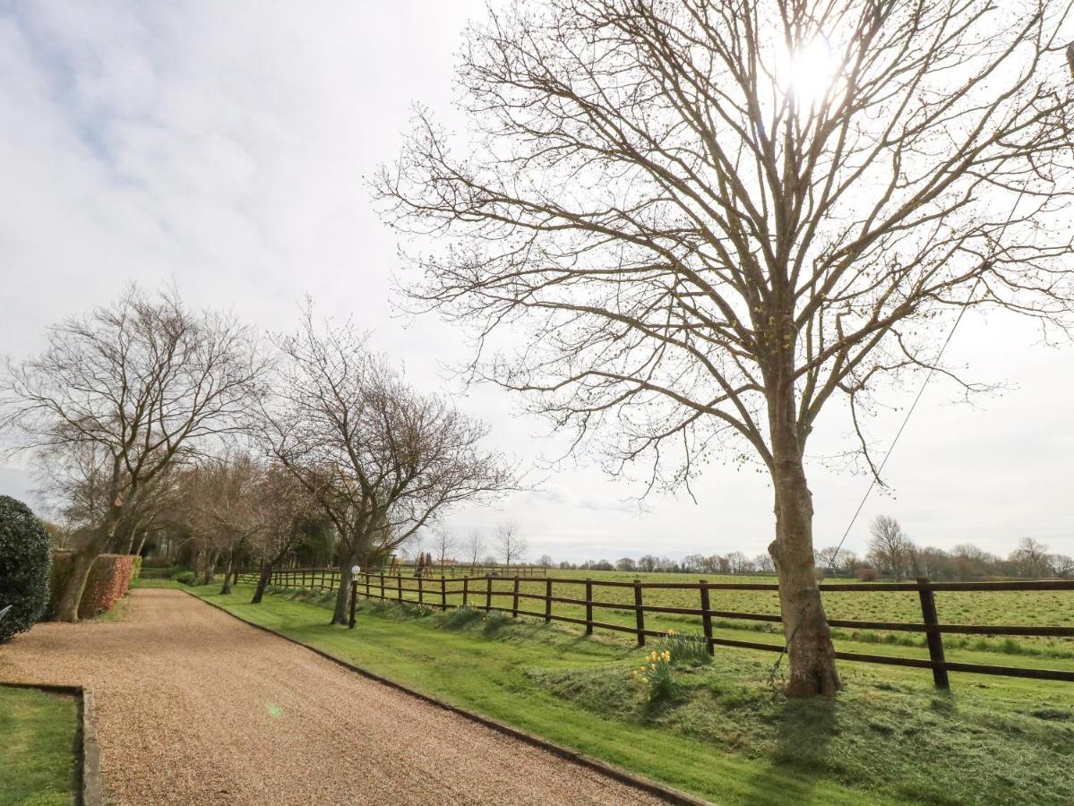 Villa Pear Tree Wood Norton Exterior foto
